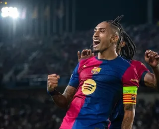 Raphinha renova contrato com o Barcelona até 2028