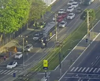 Cratera de quase 1 metro interdita trecho em avenida de Salvador