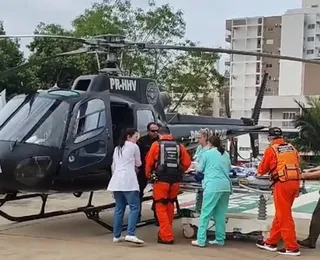 Criança de 3 anos é atingida por concha de retroescavadeira