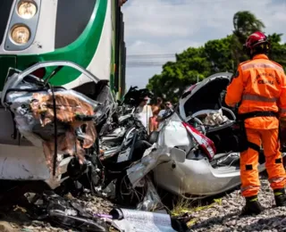 Criança e duas mulheres morrem em batida entre carro e VLT