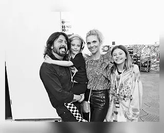 Dave Grohl anuncia nascimento de filha fora do casamento