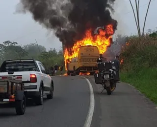 Duas pessoas morrem em batida entre moto e ônibus escolar na BR-330