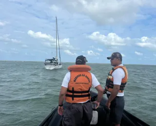 Duas pessoas são resgatadas de veleiro à deriva em Porto Seguro