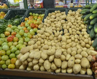 Batata cara, tomate barato: cesta básica em Salvador cai em maio