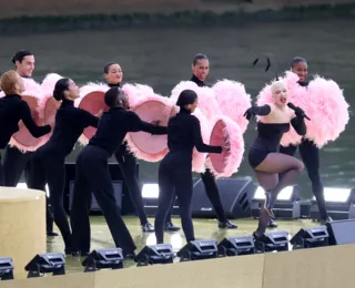 É ela! Lady Gaga abre Olimpíadas cantando em francês