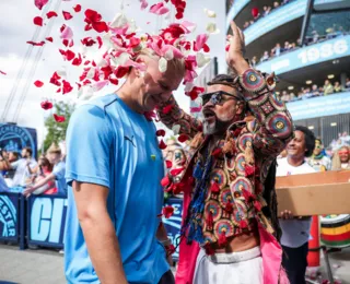 Em “dia de Bahia”, Manchester City vence sob bênção de Carlinhos Brown