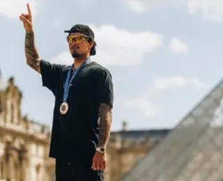 Em frente ao Louvre, Medina recria foto viral com medalha olímpica