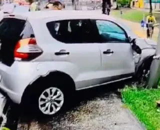 Em meio a fortes chuvas, motorista bate carro em poste na Av. Centenário