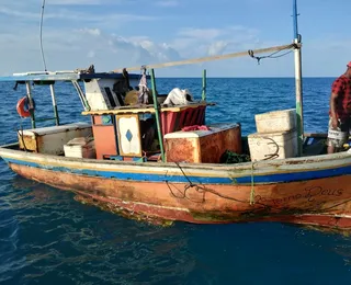 Embarcação à deriva é resgatada pela Marinha no extremo sul baiano