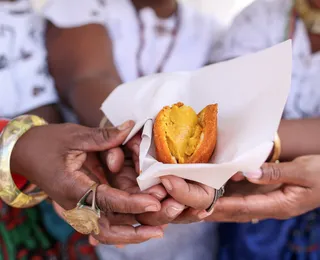 Pode faltar acarajé na Bahia? Escassez de dendê ameaça comida típica