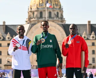 Etíope Tamirat Tola quebra recorde olímpico e vence maratona em Paris