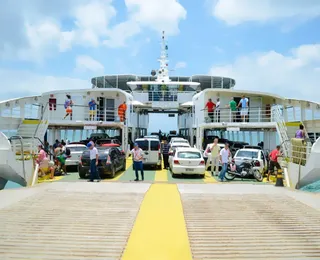 Carros ficam danificados após engavetamento dentro do ferry-boat