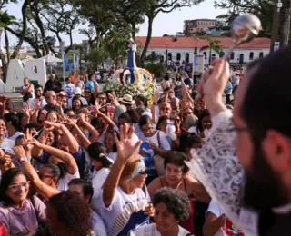 Fiéis prestam homenagem à Santa Dulce em cortejo