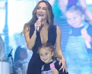 Claudia Leitte e sua filha Bela brilham em apresentação na Bahia