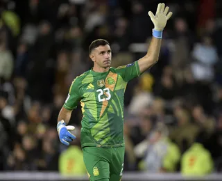 Goleiro da Argentina dá tapa em câmera após derrota; veja vídeo