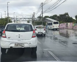 Vídeo: grande vazamento de tubulação chama atenção em Lauro de Freitas