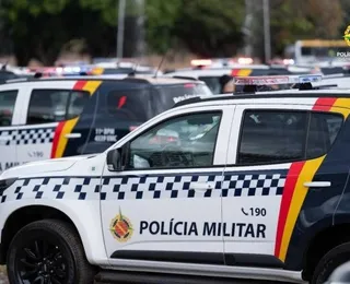 Homem deixa criança trancada em carro após passar noite bebendo