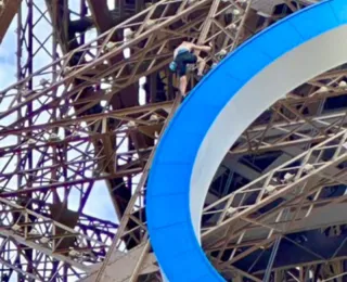 Homem é preso após escalar Torre Eiffel; Veja vídeo