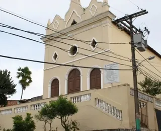 Homem invade igreja em Salvador e furta objetos de ouro