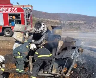 Homem morre após caminhão carregado de milho tombar na Bahia