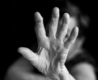 Idosa de 95 anos é vítima de estupro dentro de casa
