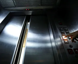 Idosas morrem esmagadas por elevador após porta abrir fora do andar