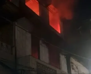 Incêndio de grandes proporções destrói casa no bairro Vila Ruy Barbosa