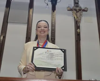 Isabela Suarez recebe honraria máxima da Alba