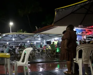 Homem suspeito de assaltar baiana de acarajé é espancado em Itapuã