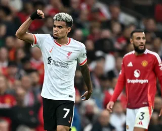 Liverpool vence United em Old Trafford; Chelsea e Tottenham tropeçam