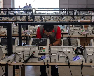 Mais de 5,4 mil urnas recebem mídias e serão lacradas para as eleições