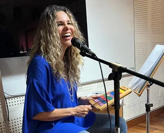 Márcia Freire promove atividade musical com crianças do GACC