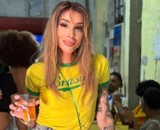 Maya Massafera é vista em samba de praça em Salvador