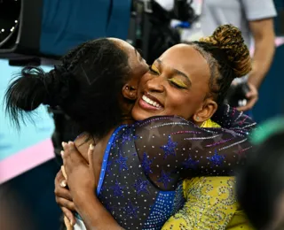 Medalhistas! Simone Biles elogia Rebeca após final: "atleta fenomenal"