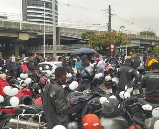 Motoboys fazem manifestação na Av. ACM após morte de colega