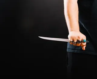 Homem esfaqueia a própria filha e é preso em flagrante por feminicídio