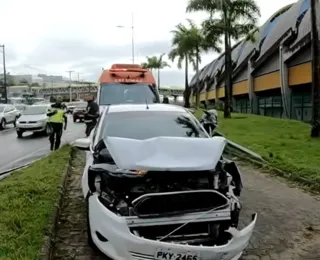 Mulher ferida em acidente na Av. Paralela é furtada durante o resgate