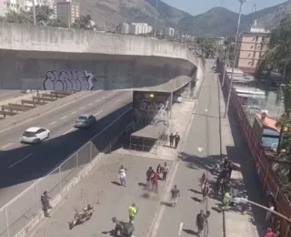 Mulher morre após cair de viaduto em acidente de moto