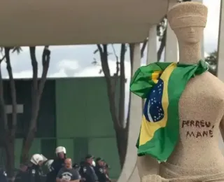 Mulher que pichou ‘Perdeu, Mané’ na estátua da Justiça vira ré