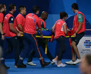 Nadadora desmaia e sai de maca após classificatória nas Olimpíadas