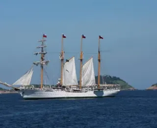 Navio-escola da Marinha chilena é aberto à visitação pública