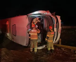 Ônibus com romeiros tomba em rodovia e deixa feridos