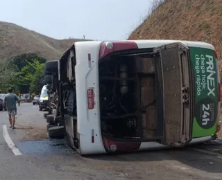 Ônibus com time de futebol americano tomba no RJ e três morrem