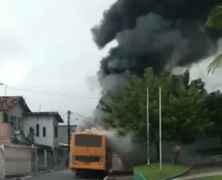 Ônibus pega fogo em Pojuca, na Bahia; veja vídeo