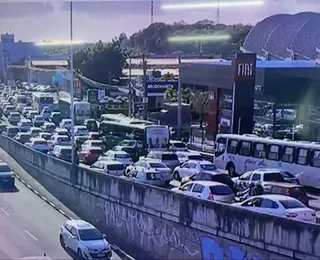 Ônibus quebra na Estrada do Coco e causa transtornos ao trânsito em Salvador