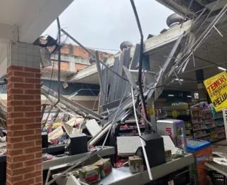 Parte de telhado de supermercado desaba em Mata de São João