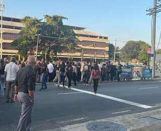 Policiais civis fazem passeata no Itaigara; trânsito lento na região