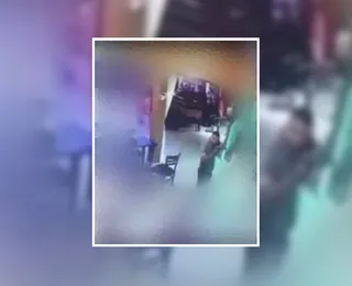 Policial saca arma em bar após levar “não” de mulher