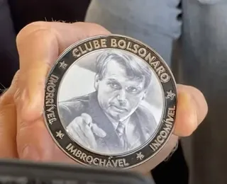 Possível sucessor de Lira recebe medalha de imbrochável de Bolsonaro