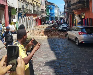 Prédio desaba no Pelourinho e carros ficam completamente destruídos; vídeo